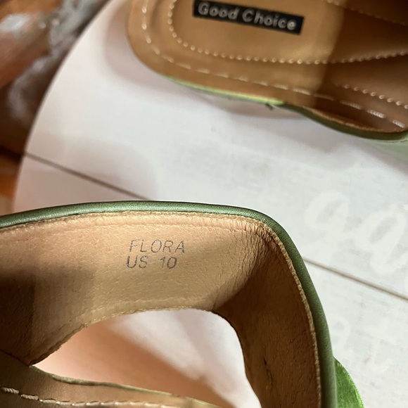 Good Choice size 10 Green Thong lightweight sandal 2.5 wedge - Picture 6 of 6